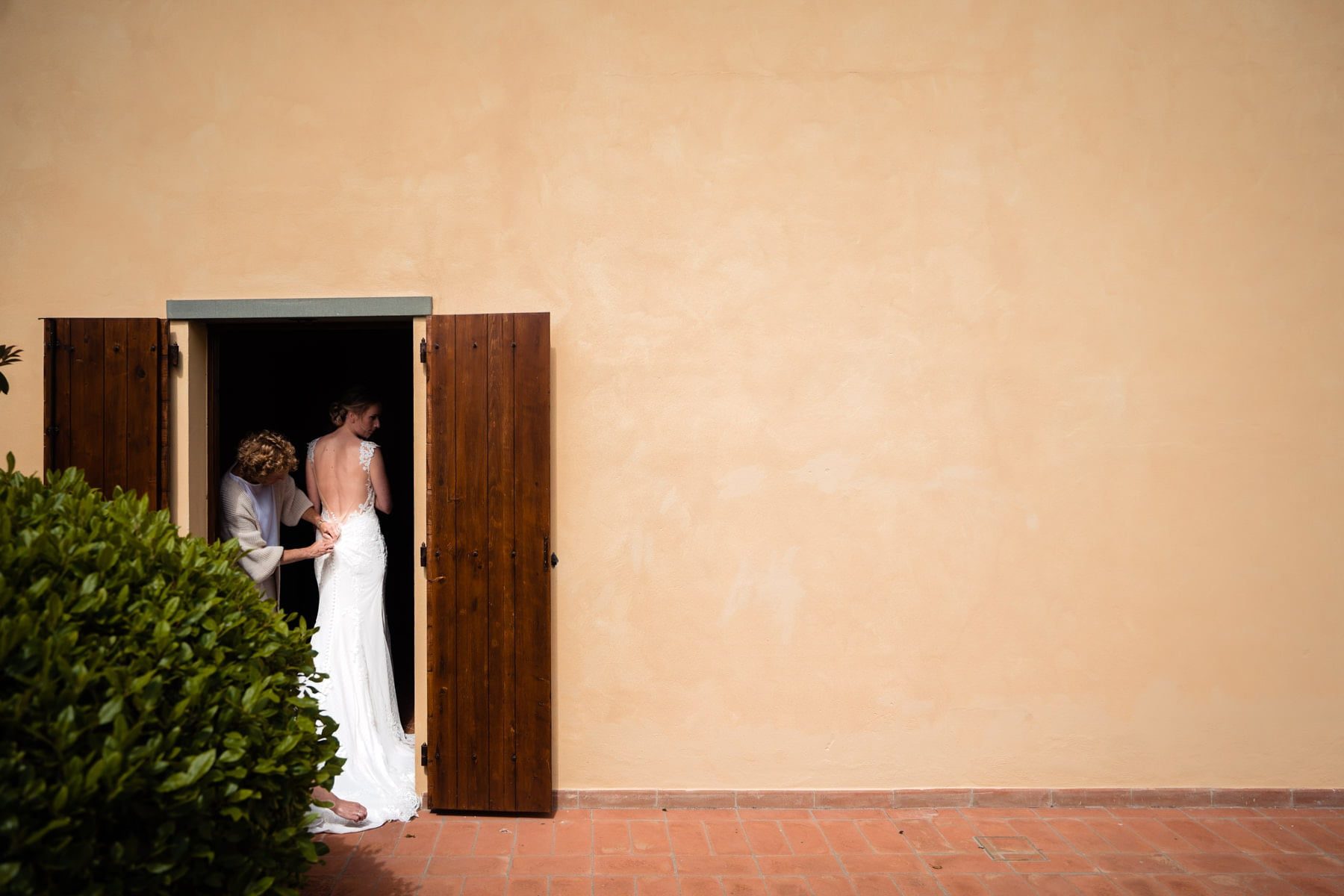 Bijzondere foto van getting ready van een bruid in Toscane