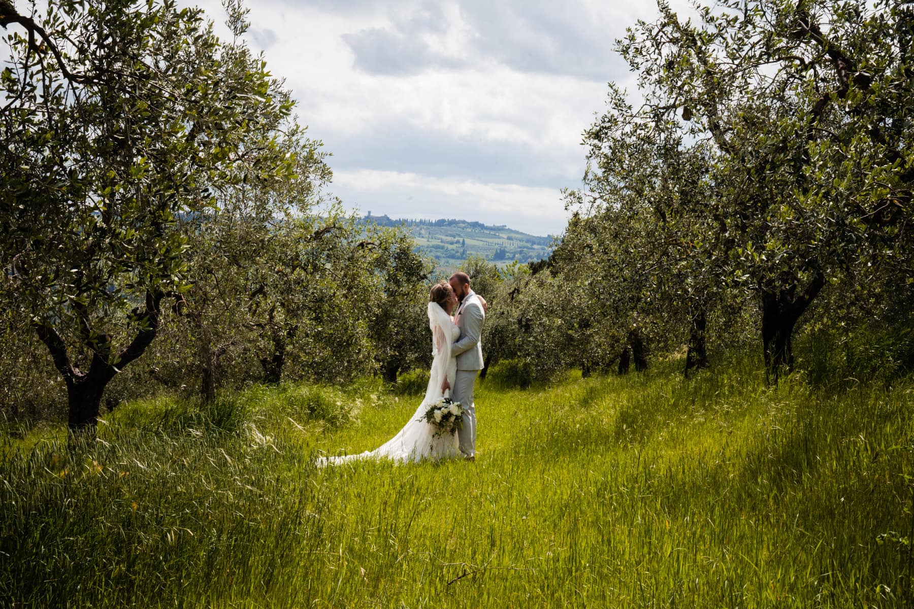 Bruidsfotograaf tussen de olijfbomen in Italië